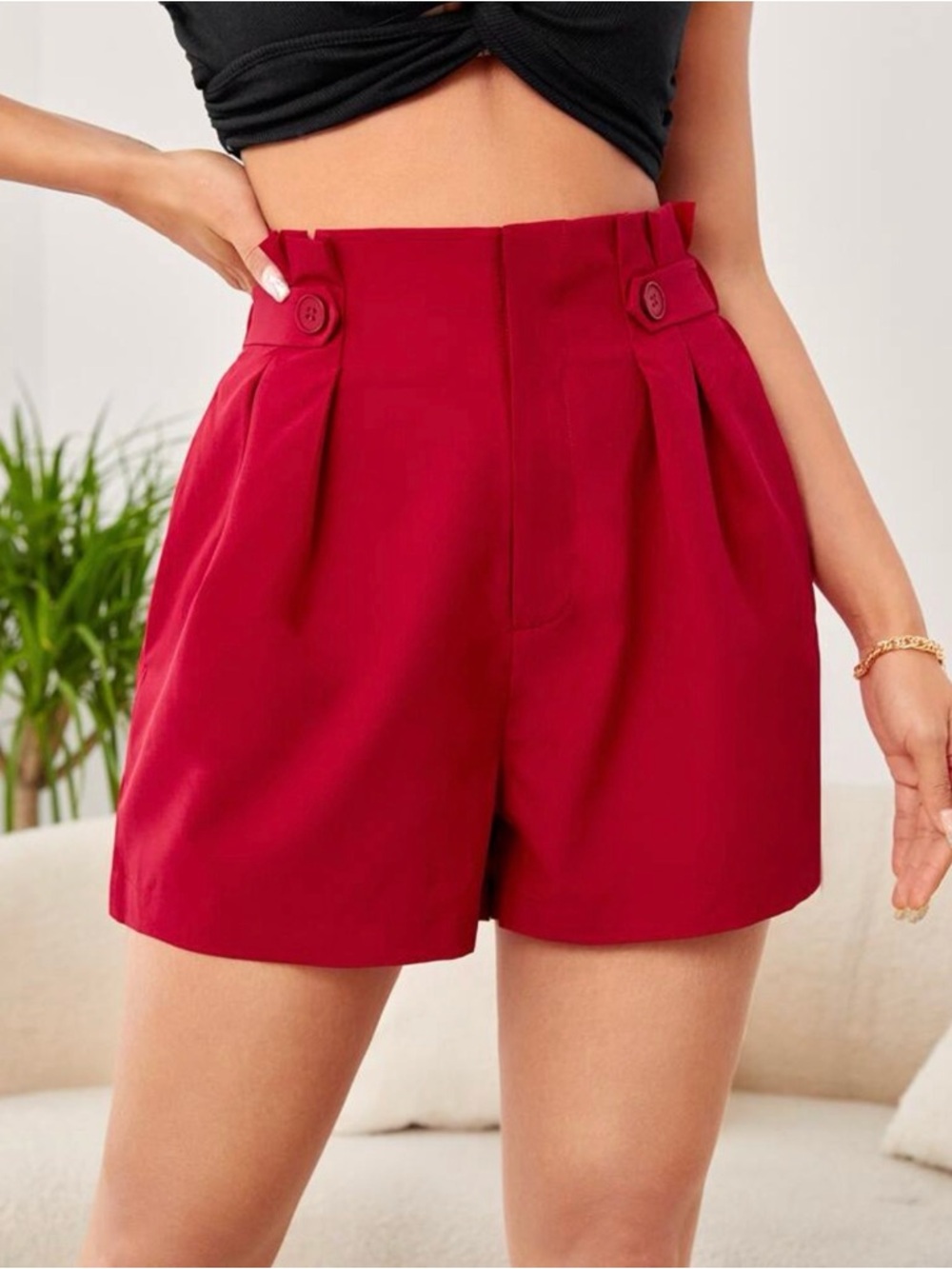 Red high-waisted pleated shorts with button detail #summer #highwaisted